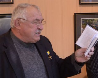Любимый поэт Януковича хочет встречи с президентом