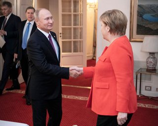 Меркель призвала Путина разрешить украинским судам беспрепятственный проход в Азовское море