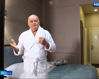 Пропагандист Киселев снял в халате репортаж из номера Навального, где его могли отравить "Новичком"
