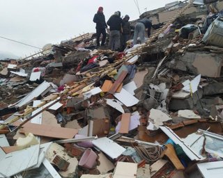 Землетрясение в Турции: число погибших превысило 20 000, пострадавшие мерзнут на улицах, — СМИ