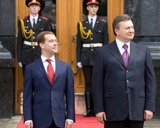 Янукович и Медведев поучаствуют в автопробеге возле границы