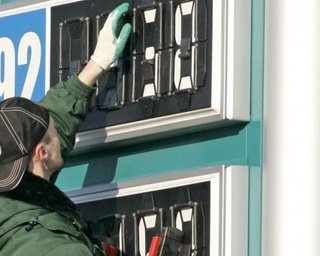 Ціна пального легко зросте до 100: як українці стали заручниками АЗС і хто в цьому винен насправді