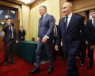 "РФ должна получить гарантии безопасности": Фицо заявил о заинтересованности Путина встретиться с Зеленским не в Москве