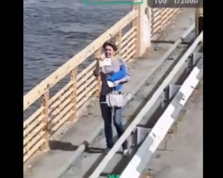Показала дрону український паспорт: ЗСУ розповіли, як евакуювали жінку з окупованих Олешків (відео)