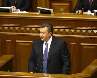 Янукович предложил коалиции назначить премьером Азарова, главой СБУ - Хорошковского, министром обороны - Ежеля