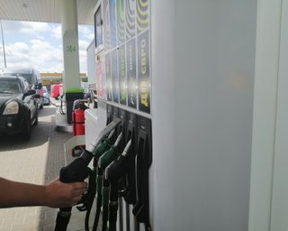 Нефть подешевела, но цены на АЗС держатся: эксперт указал на рекордную маржу на дизель в Украине