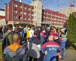 Утро начинается не с кофе. В Беларуси бастуют работники государственных предприятий