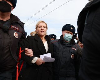 В России полиция задержала девять человек у здания колонии, где сидит Алексей Навальный
