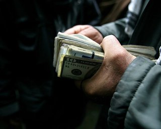 Миллиарды несмотря на санкции: откуда у россиян берутся доллары и евро