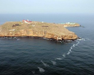 Хотели уничтожить оставшуюся технику: войска РФ обстреляли остров Змеиный