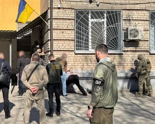 Обшуки в ТЦК Дніпра: СБУ та поліція затримали чиновника, який вимагав 1500 доларів з ветерана