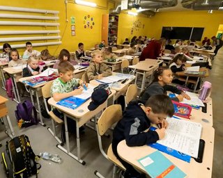 Навчання в школах під час повітряних тривог: чи скасовуватимуть уроки та що радить МОН