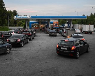 Бензиновый кризис добрался до Москвы: в РФ снова выстраиваются очереди на заправках (видео)