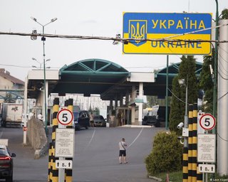 Ракетні удари РФ: прикордонники розповіли, скільки людей виїхало з України