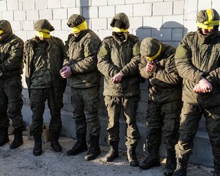 Нова пастка окупантів: полонених українців вивозять з Донеччини в невідомість