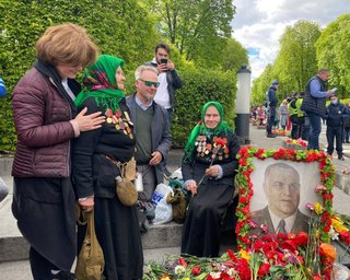 У Києві поліцейські намагалися затримати бабусь-ветеранок за портрет Жукова, — ЗМІ (відео)