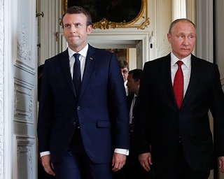 Макрон попросил Путина не вводить в Беларусь армию