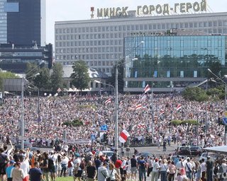 "Уходи". В Минске тысячи людей массово выходят на Марш за свободу