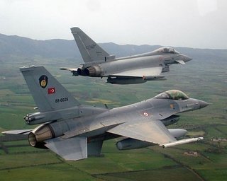 Турецкие ВВС сбили неопознанный самолет на границе с Сирией