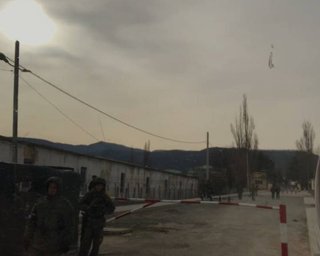 С акцентом и символикой на форме: партизаны обнаружили военных РФ в Перевальном в Крыму (фото)
