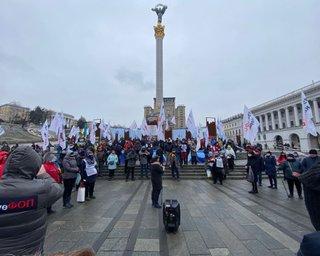 Количество ФОП на Майдане увеличивается, полиция останавливает людей у метро