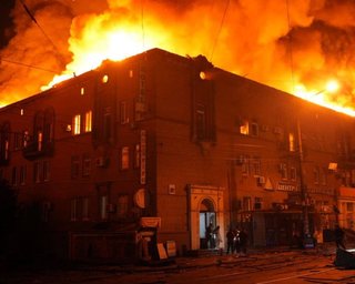Россия пять раз ударила по Запорожью: горит жилой дом и торговый центр (фото, видео)