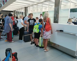 Взрывы в Крыму: сотни человек пытаются выехать с полуострова после ЧП на базе ВС РФ (видео)