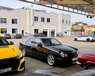 Вовк в овечій шкурі: в Україні помітили 30-річний Mercedes із максималкою 330 км/год (фото)