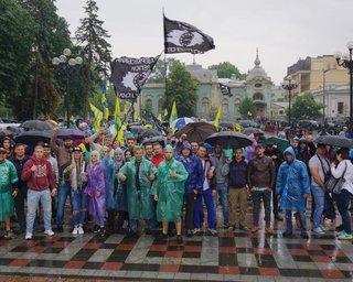 "Евробляхеры" второй день блокируют Раду