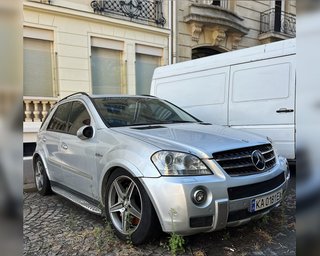 Не їздив рік: у Парижі виявили занедбаним рідкісний заряджений Mercedes із України (фото)