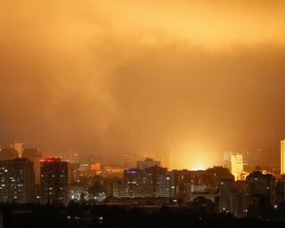 РФ бьет по Киеву "Шахедами": дроны врезаются в многоэтажки и частные дома (видео)