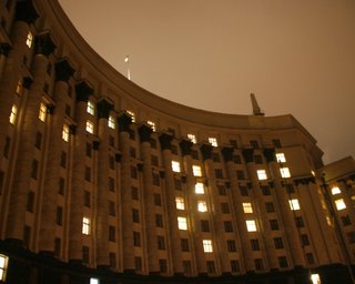 Кабмин утвердил порядок получения чиновниками подарков