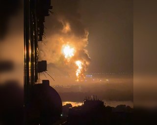 "Столб огня высотой в десятки метров": в Ростове взорвался еще один резервуар нефтетопливного терминала (видео)