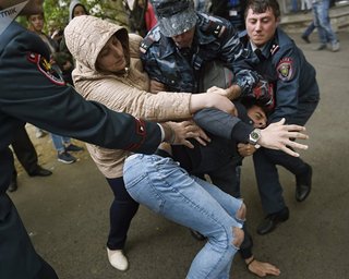 В Армении в результате разгона протестующих полицией задержаны 228 человек