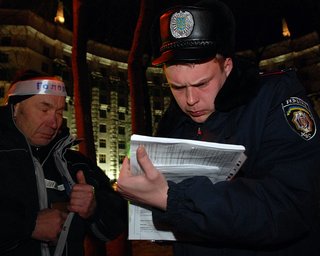 Милиция обязала 19 голодающих в Киеве чернобыльцев явиться в суд