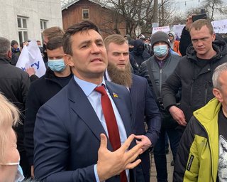 Тищенко устроил обыски и потребовал стать перед ним на колени в Надворной (видео)