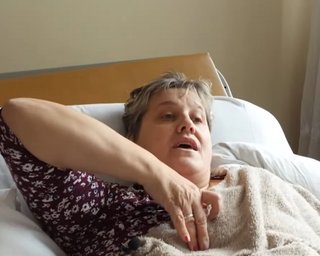 "До кончиков пальцев": в Киеве женщину парализовало после вакцинации CoviShield (видео)
