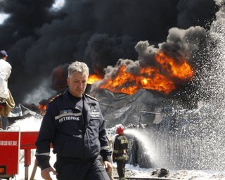 ГСЧС: Угрозы взрыва на горящей нефтебазе нет