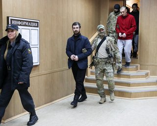 Половине украинских моряков российский суд продлил арест до 24 апреля