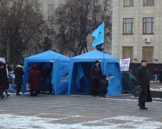 Поддержка Партии регионов падает, рейтинг БЮТ и КПУ - стабилен