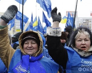 К зданию ВАСУ подтянулись бойцы внутренних войск и сторонники Януковича