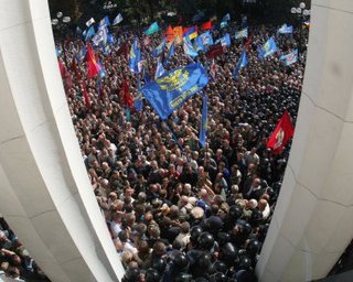 Митингующие строятся в колонны, чтобы идти к Кабмину