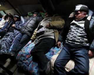 Госисполнители к донецким чернобыльцам: С этой минуты ваше пребывание здесь незаконно