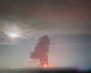 Киев и область охватили пожары после атаки РФ: горят жилые дома и склады, много раненых (видео)