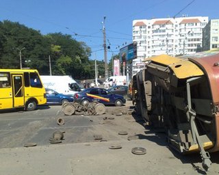 В Одессе трамвай наехал на автомобиль. Погиб человек 