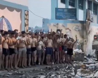 Бросают оружие и раздеваются: в Газе состоялась массовая сдача в плен боевиков ХАМАС (видео)