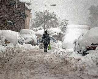 Снегопад парализовал Бельгию: есть погибший