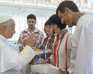 Культурна дипломатія: Папа Римський отримав у подарунок українську вишиванку (фото)