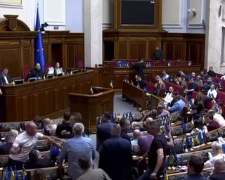 "Слуги народу" влаштували бійку у перший день відновлення трансляції з Ради (відео)