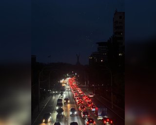 Затори у Києві через удари по мостах: чи можуть обмеження для особистих авто зменшити черги